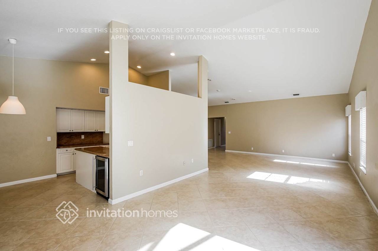 7045 Golf Pointe Cir - Photo 4 of 17