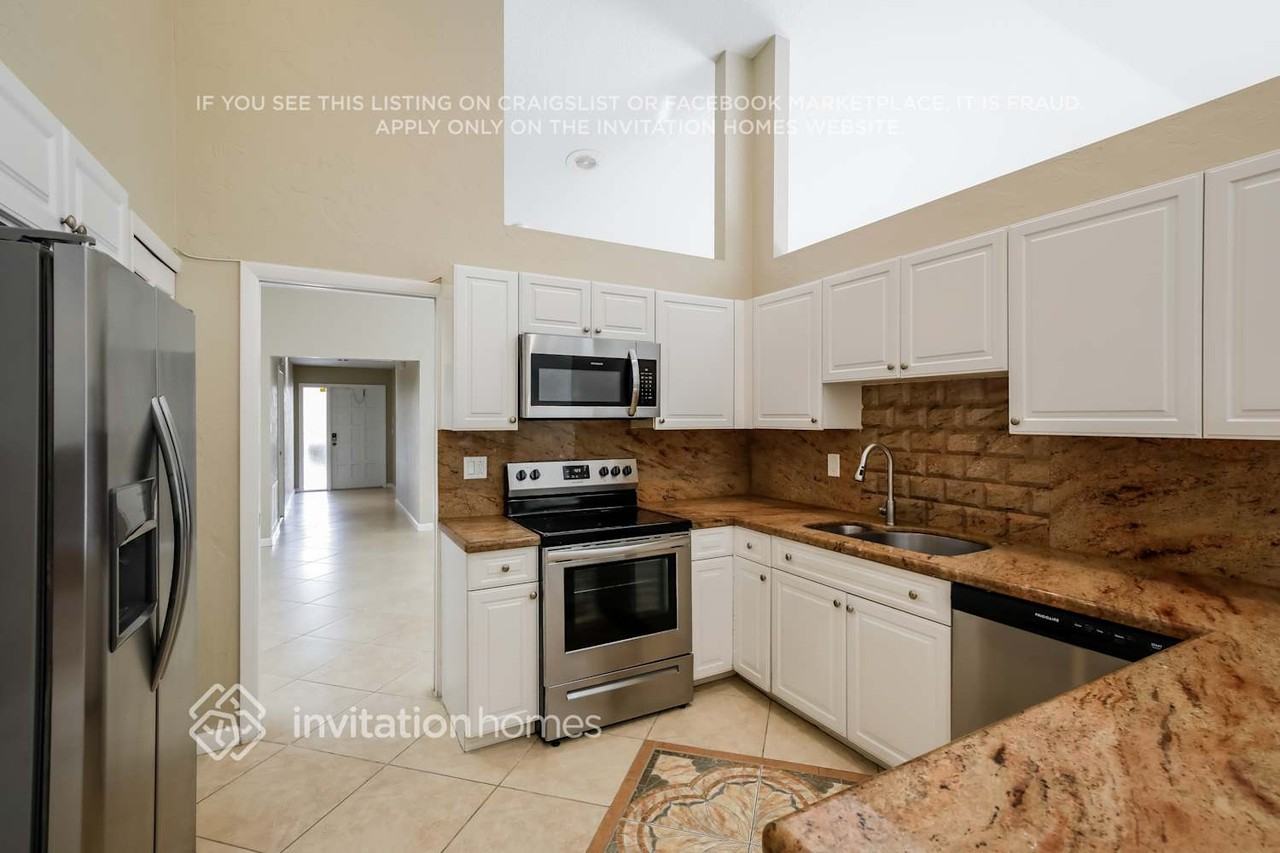 7045 Golf Pointe Cir - Photo 5 of 17