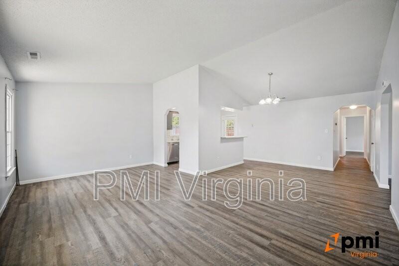 1701 Darrow St - Photo 4 of 34