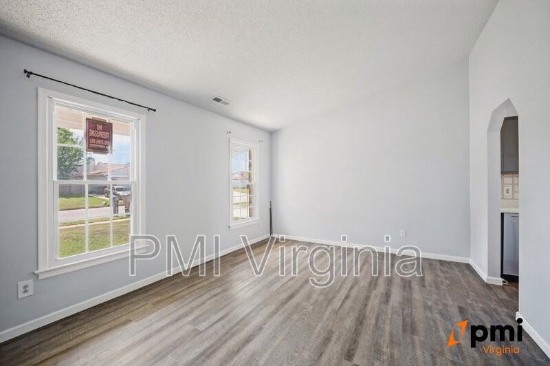 1701 Darrow St - Photo 5 of 34