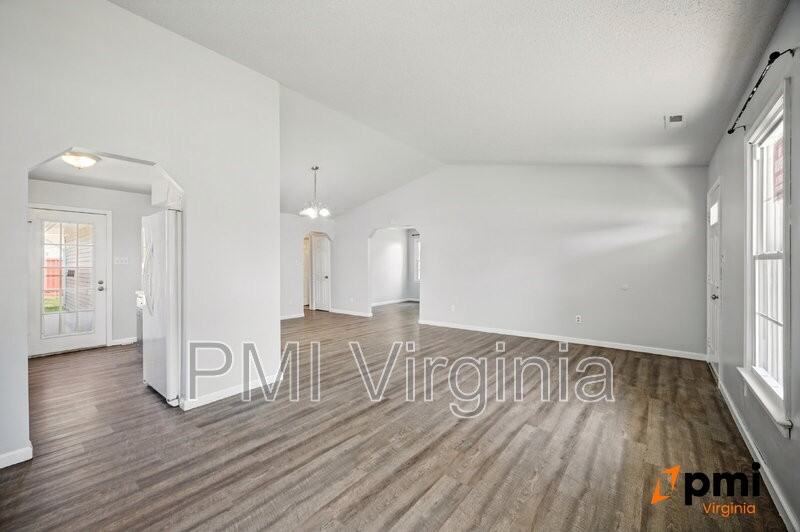1701 Darrow St - Photo 6 of 34