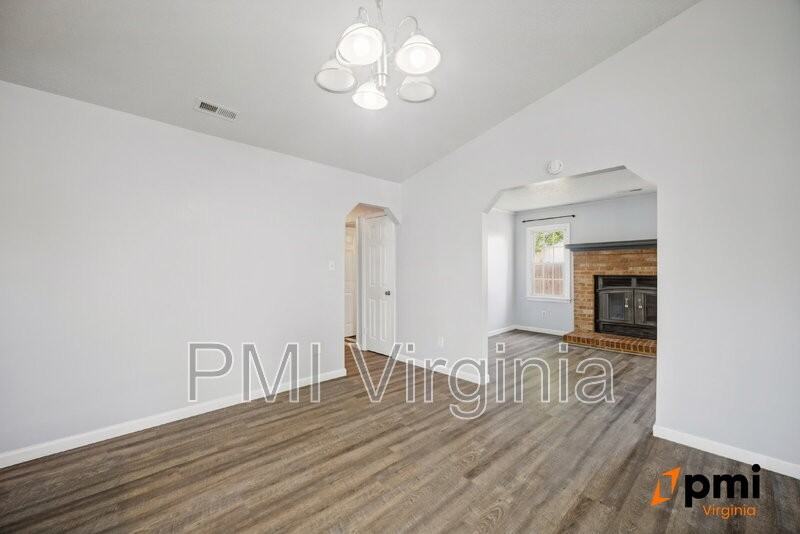 1701 Darrow St - Photo 7 of 34