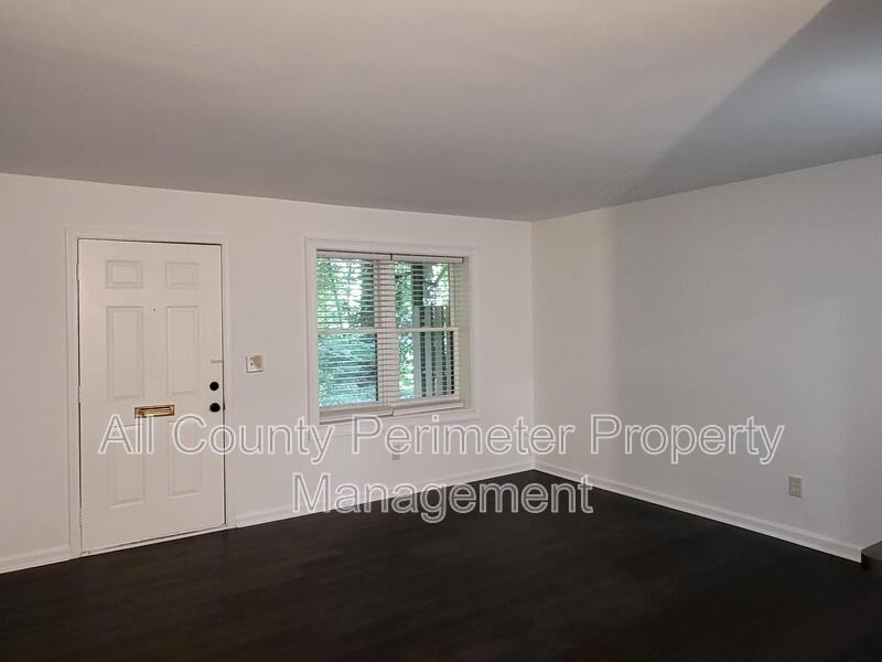 3083 Colonial Way #L - Photo 2 of 8