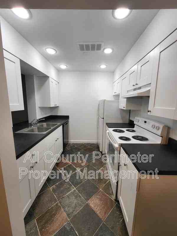 3083 Colonial Way #L - Photo 3 of 8