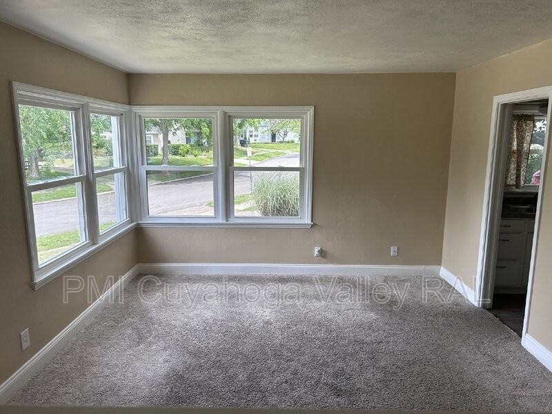 2364 Suncrest Dr - Photo 2 of 14