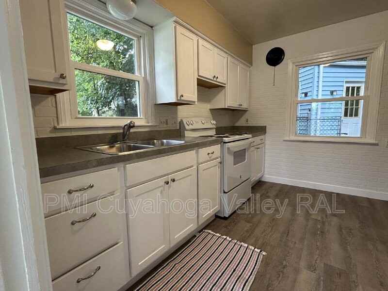 2364 Suncrest Dr - Photo 4 of 14