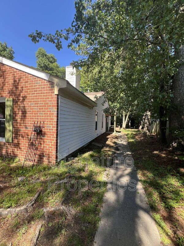 921 Wickford Dr - Photo 4 of 19
