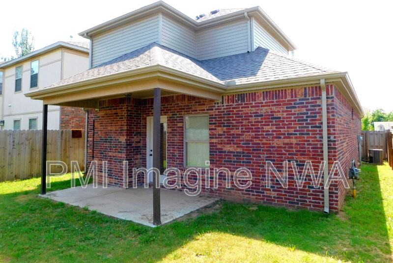 2632 N Arroyo Ave - Photo 2 of 14