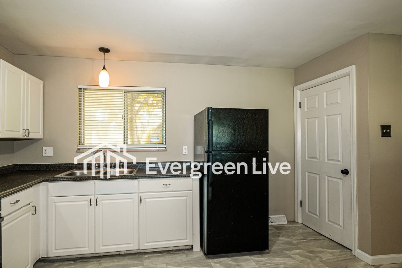 1860 Shirlene Dr - Photo 5 of 15