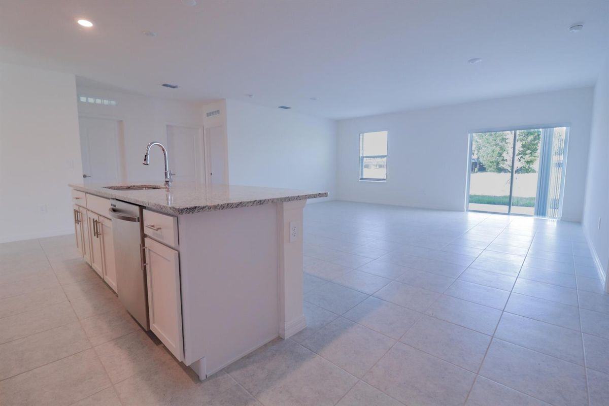 2061 Se Mantua St - Photo 4 of 20