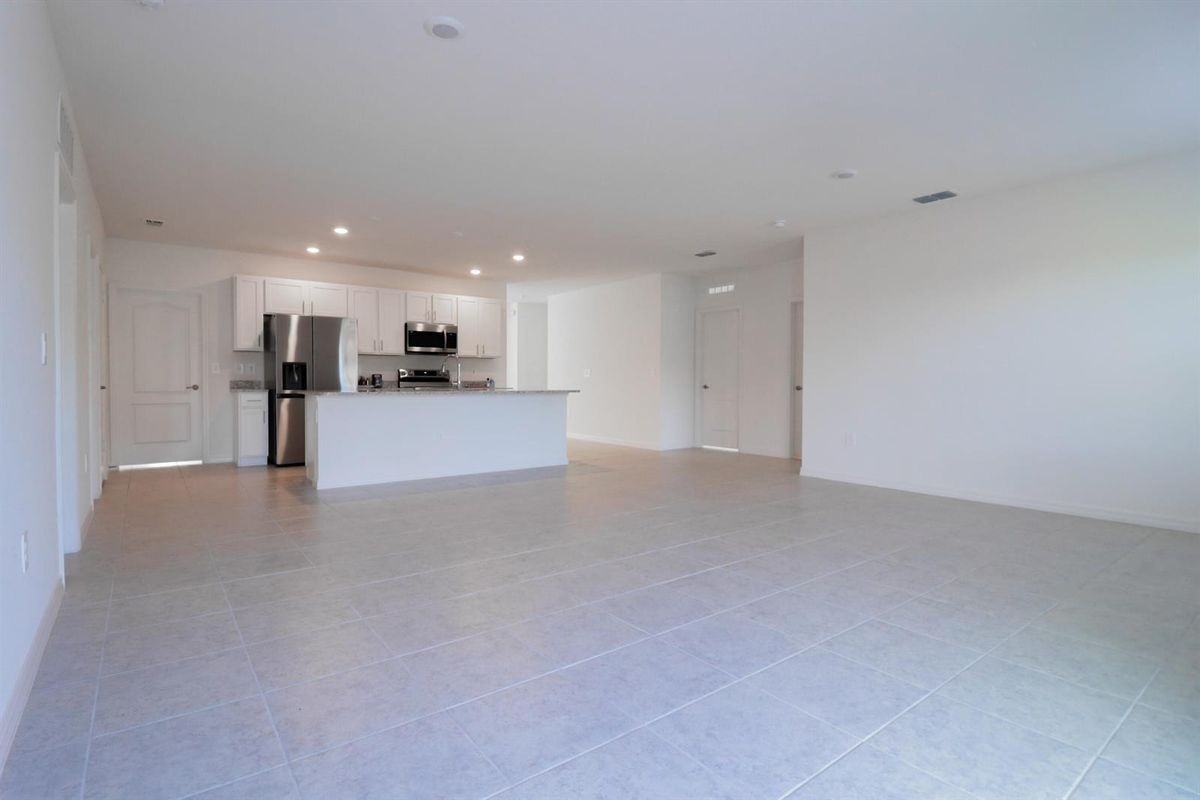 2061 Se Mantua St - Photo 5 of 20