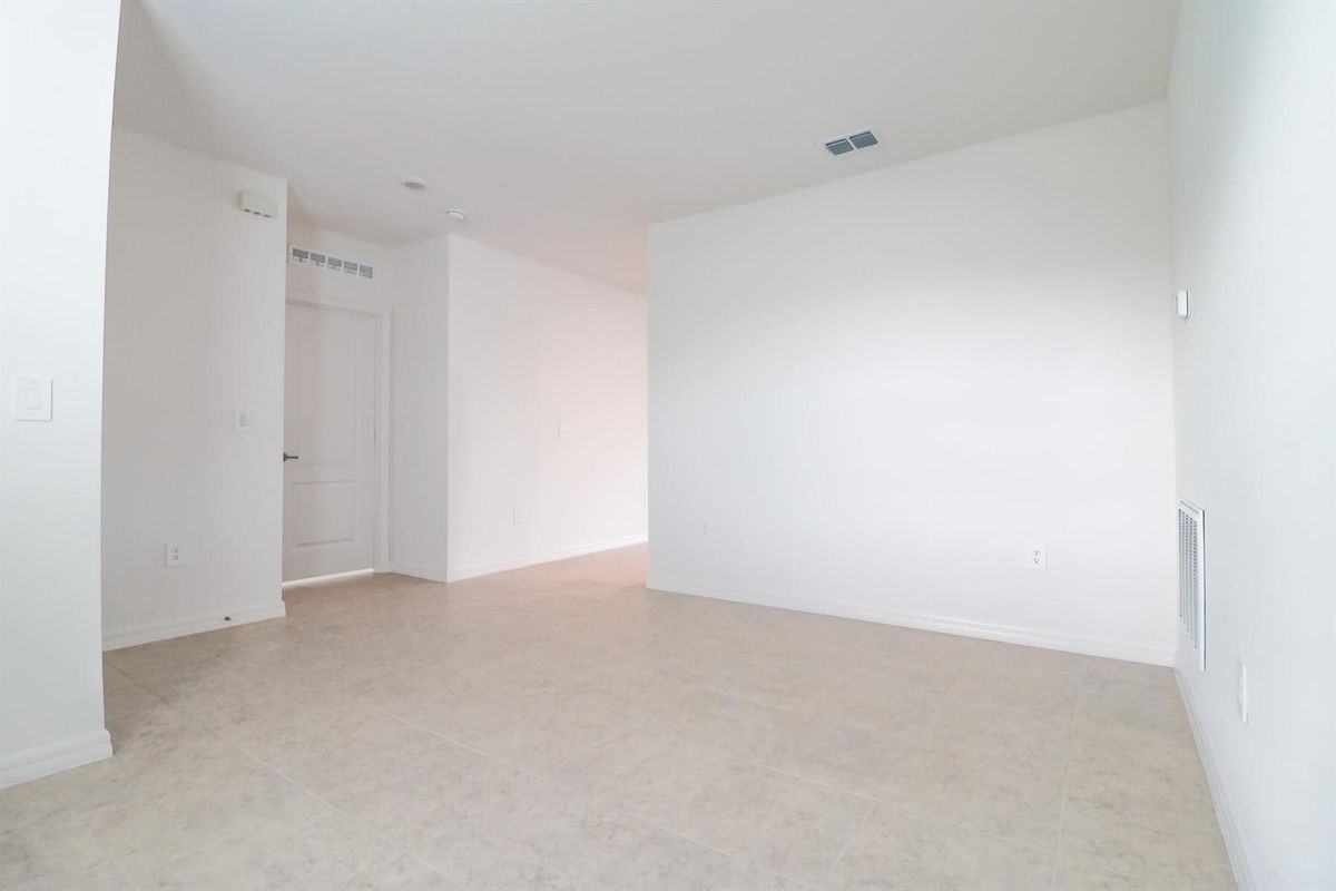 2061 Se Mantua St - Photo 6 of 20