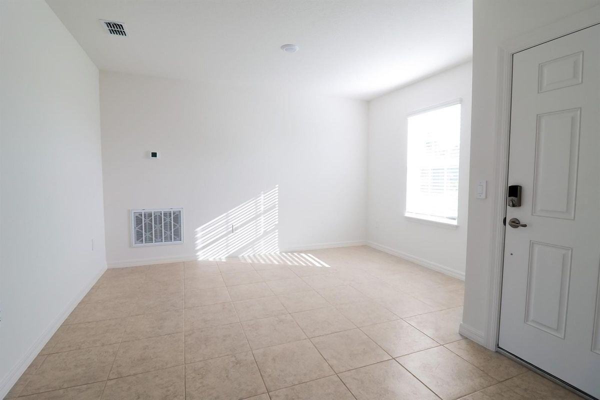 2061 Se Mantua St - Photo 7 of 20