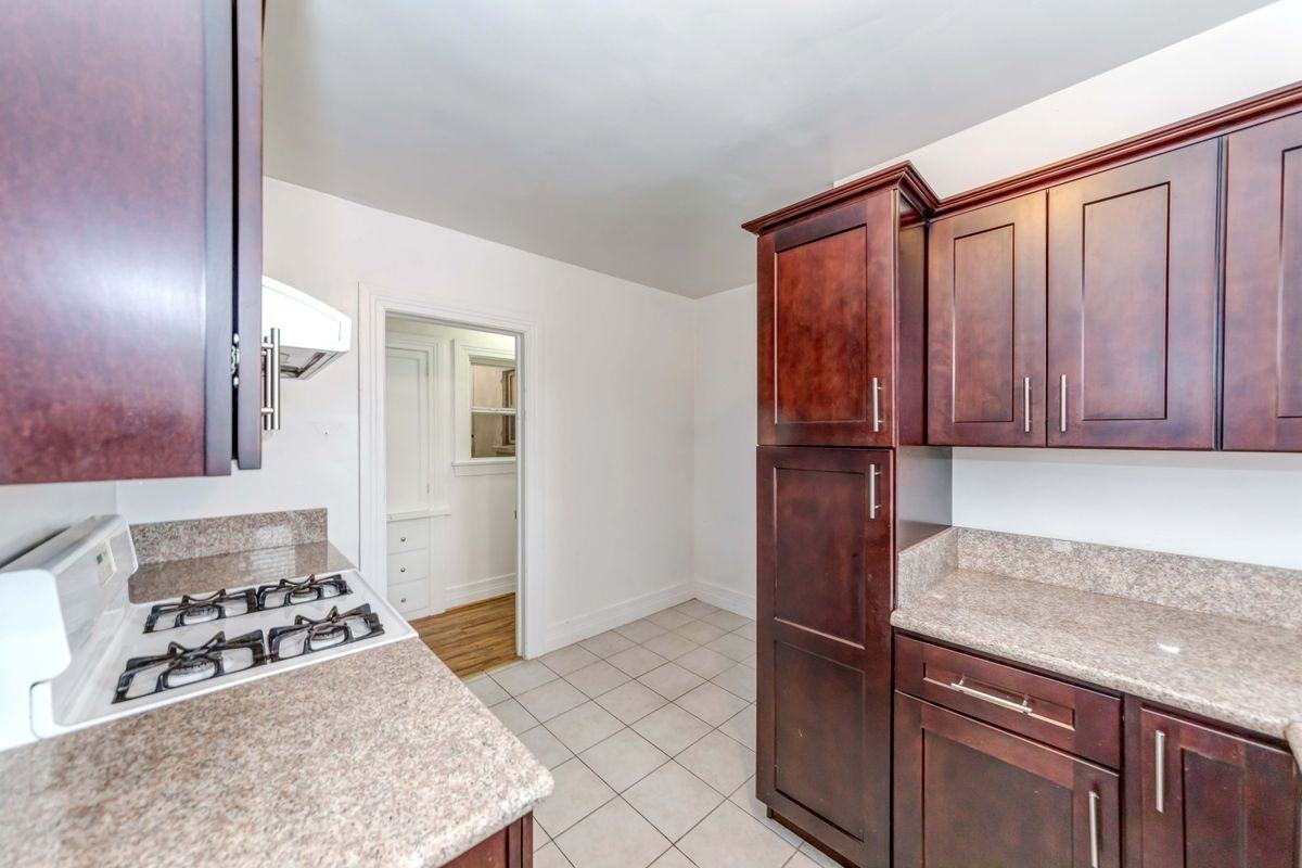 1308 S Van Ness Ave - Photo 5 of 15
