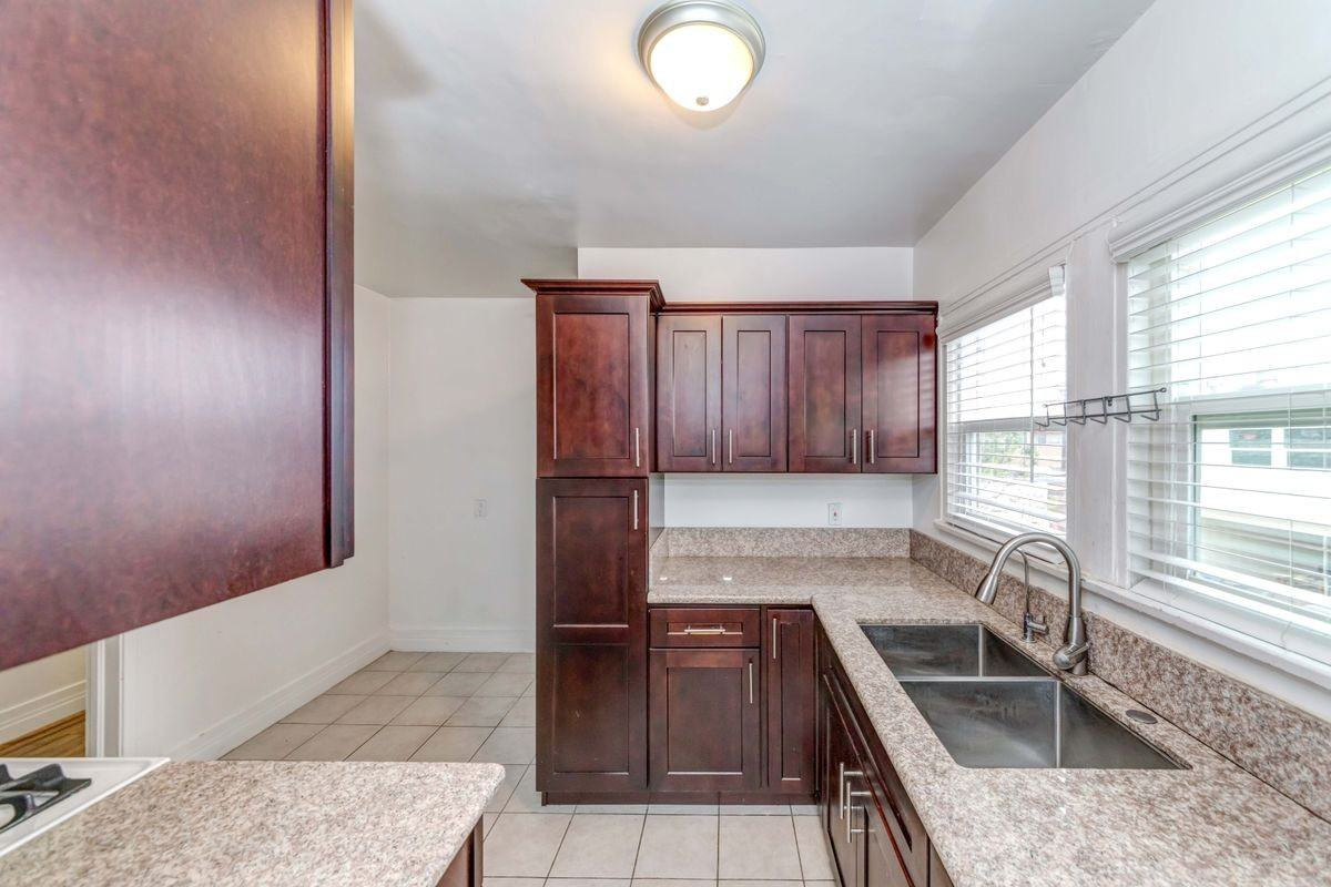 1308 S Van Ness Ave - Photo 6 of 15