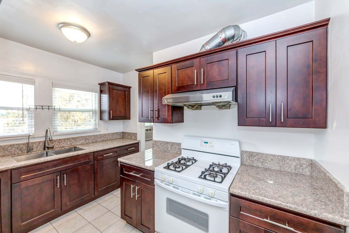 1308 S Van Ness Ave - Photo 7 of 15