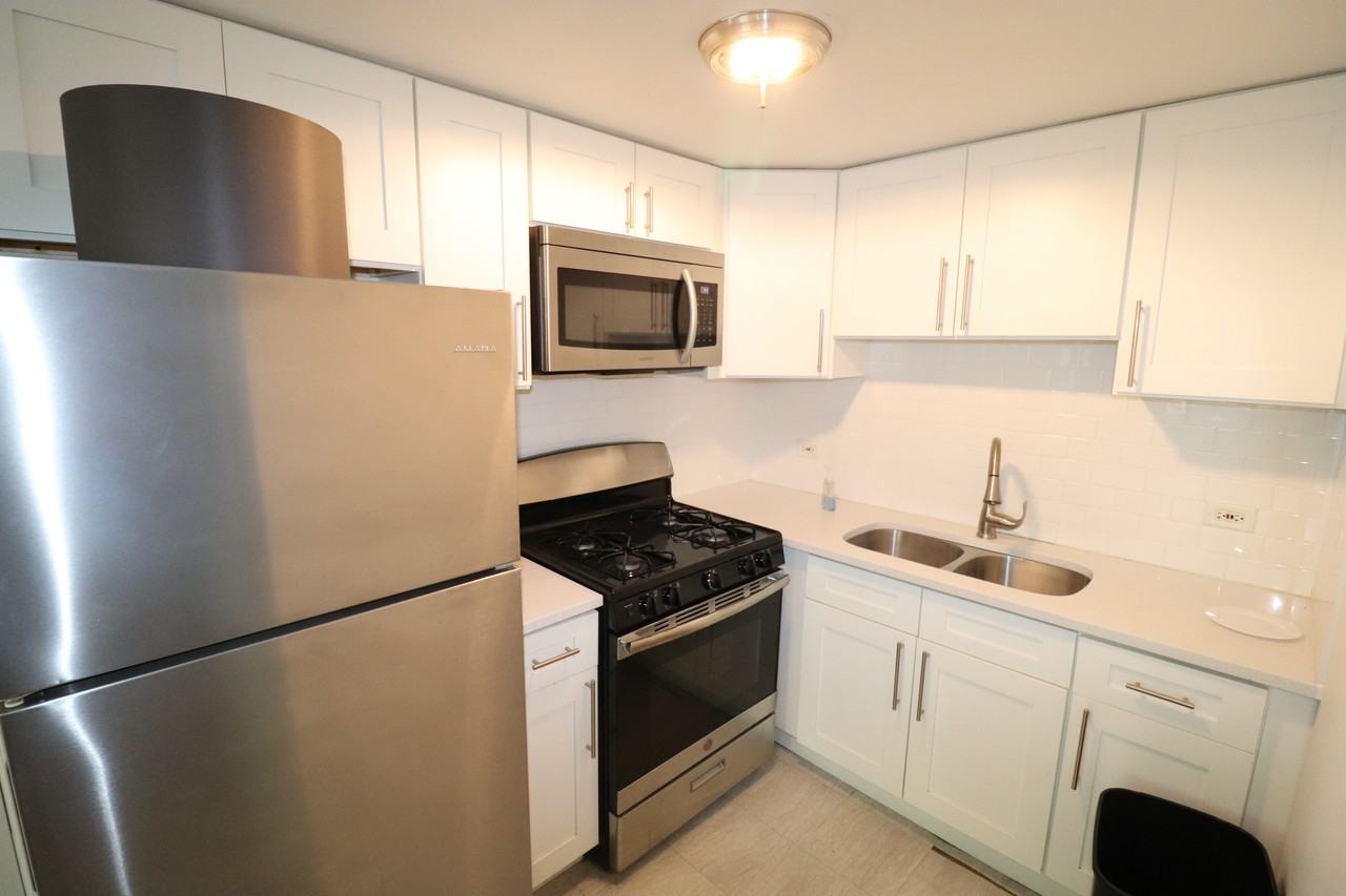 2548 N Southport Ave #2F - Photo 4 of 11