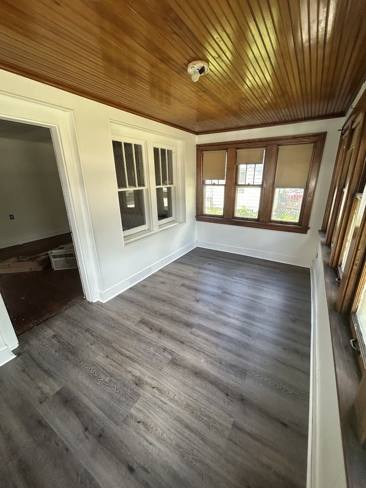 1329 S 89th St - Photo 4 of 4