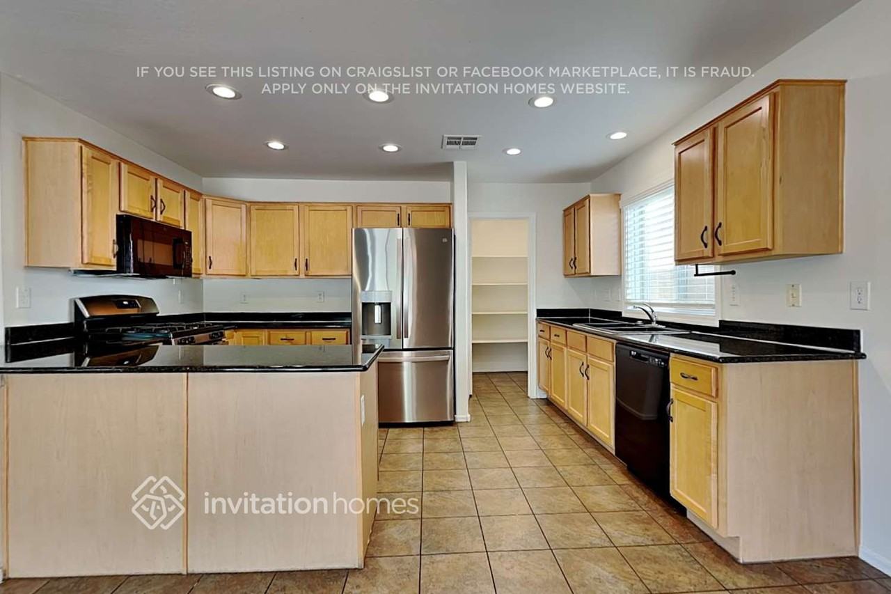 2246 E Bowker St - Photo 7 of 20