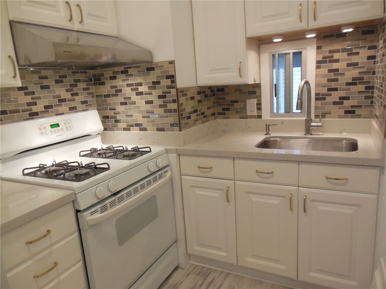 181 Saturn St - Photo 3 of 15