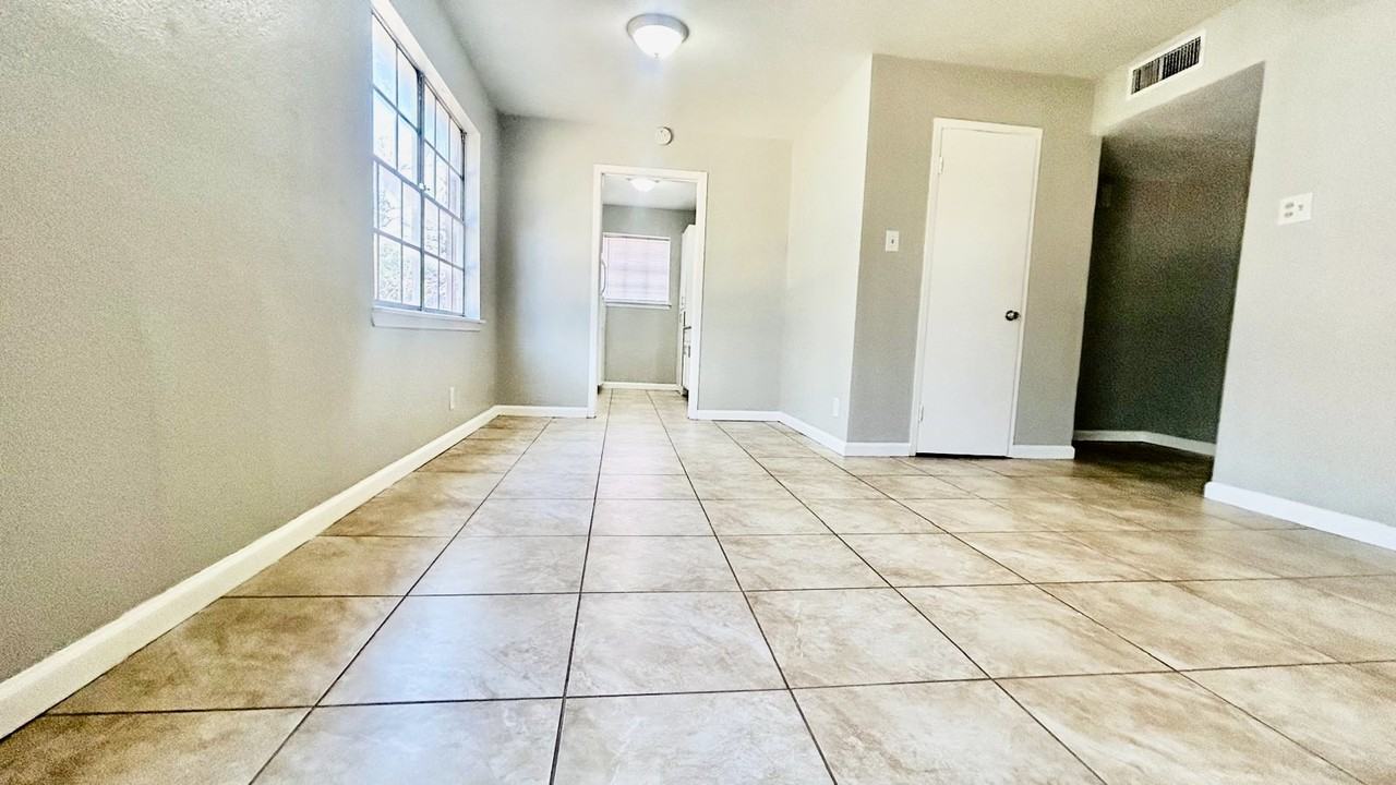 3810 Englewood Cir #3810 - Photo 2 of 32