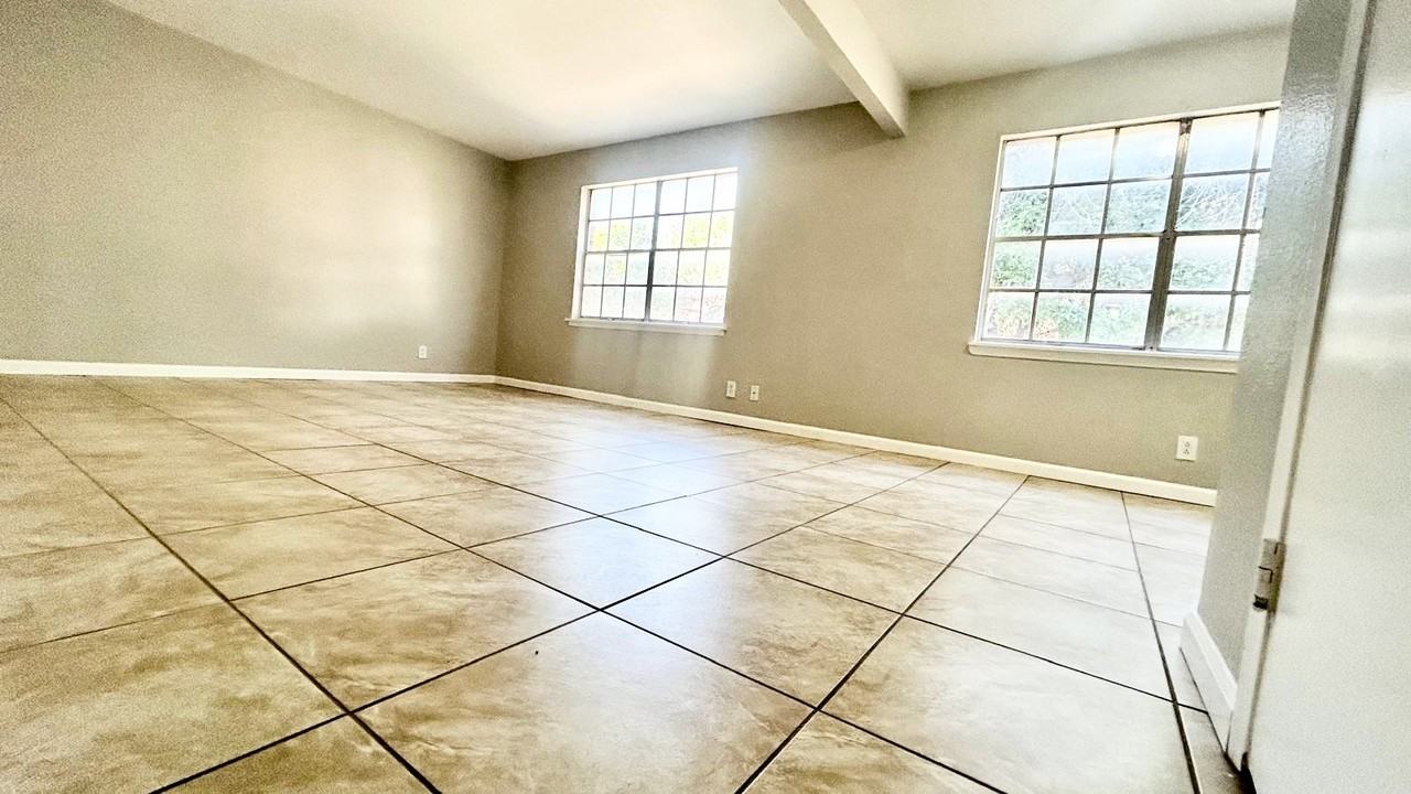3810 Englewood Cir #3810 - Photo 3 of 32