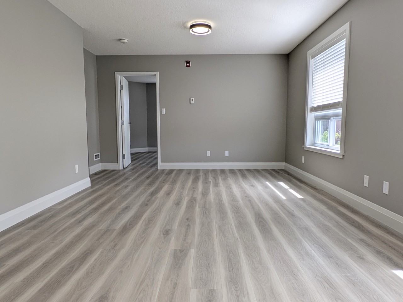 135 Wellington St N - Photo 2 of 9