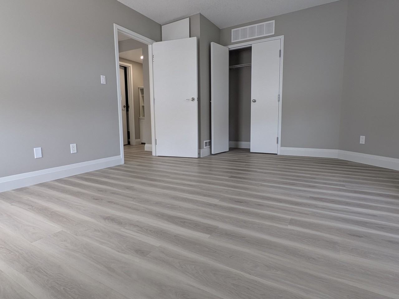 135 Wellington St N - Photo 3 of 9