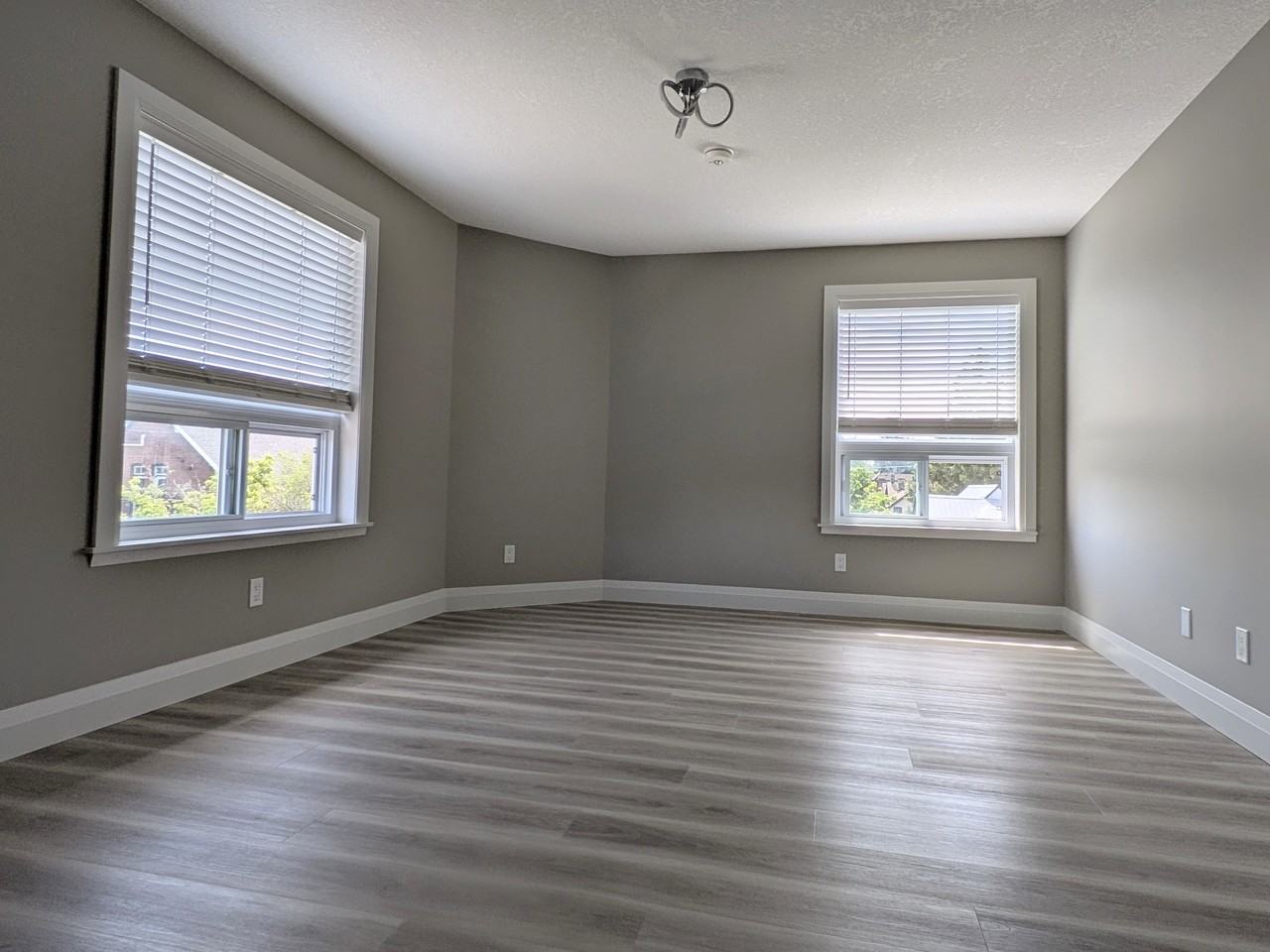 135 Wellington St N - Photo 4 of 9