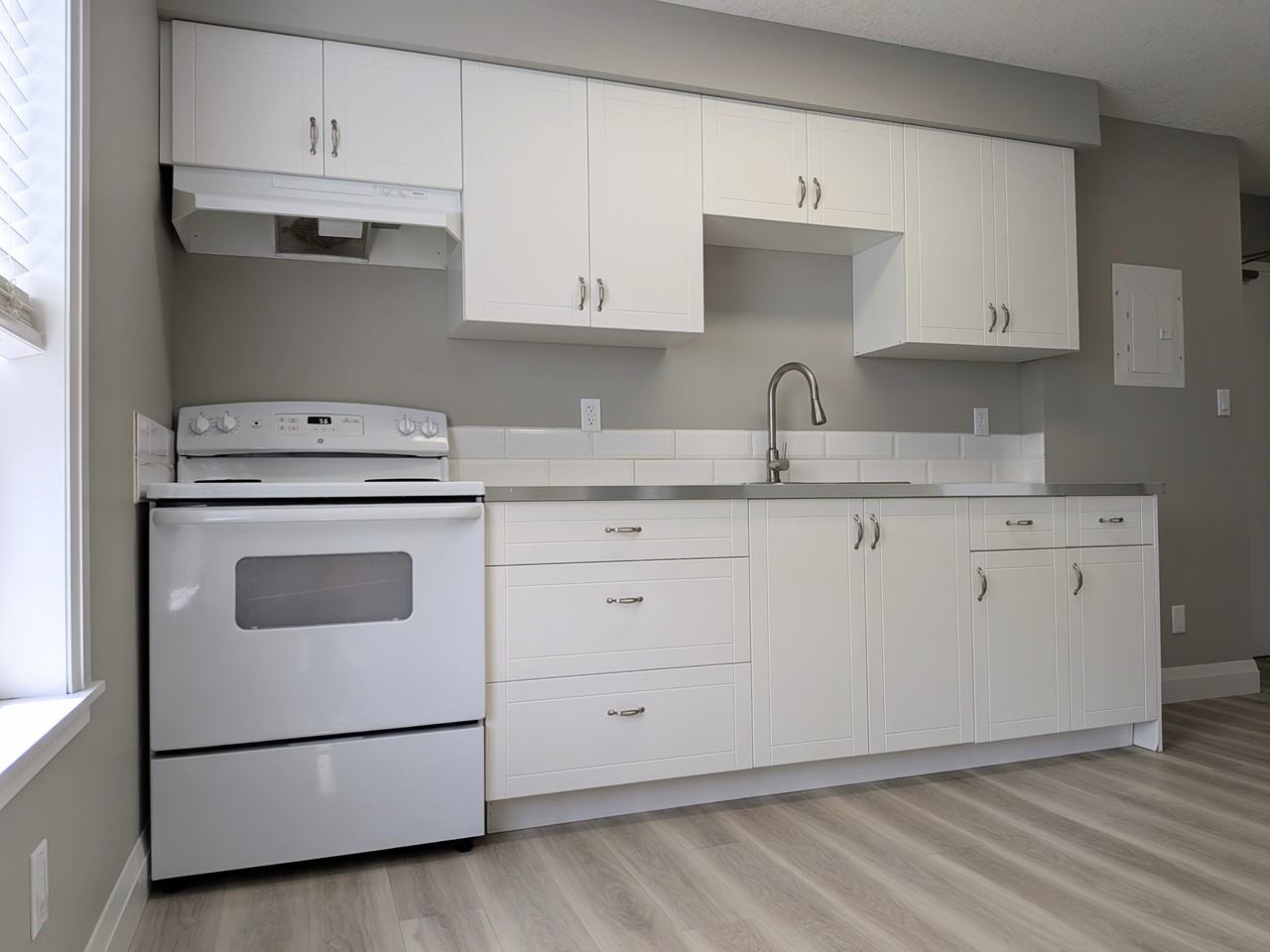 135 Wellington St N - Photo 6 of 9