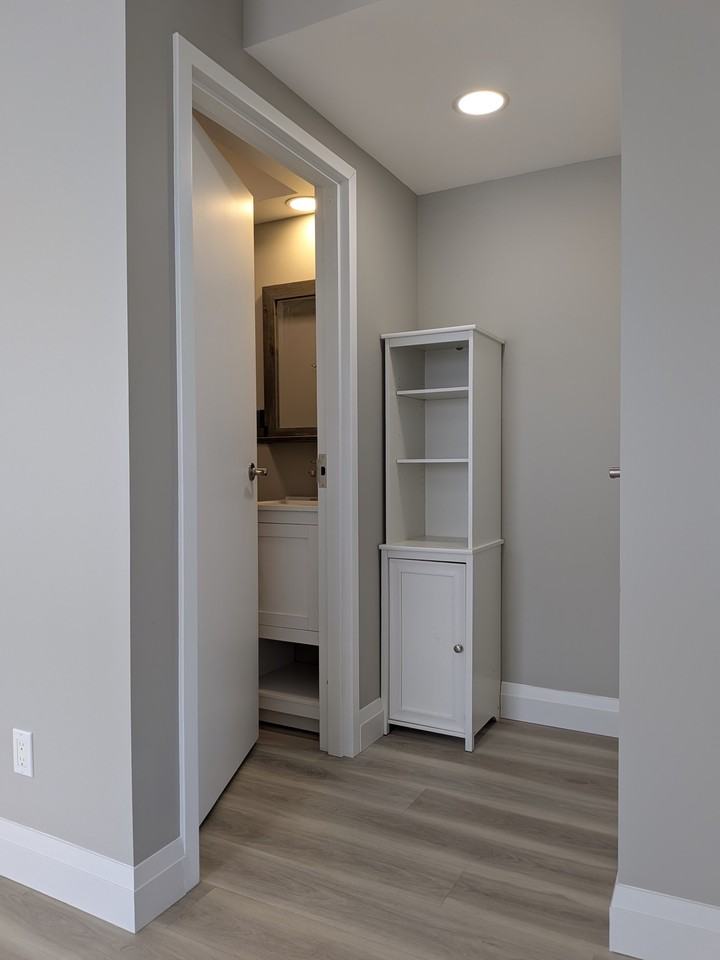 135 Wellington St N - Photo 7 of 9