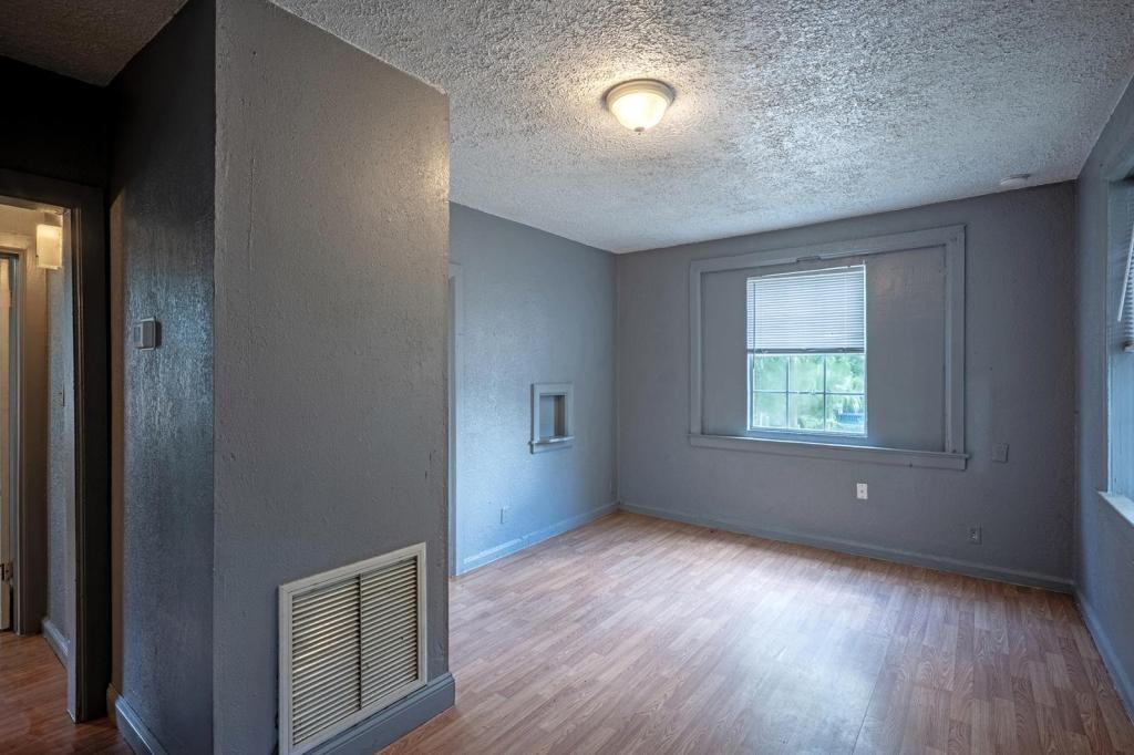 1526 W 22nd St - Photo 4 of 17