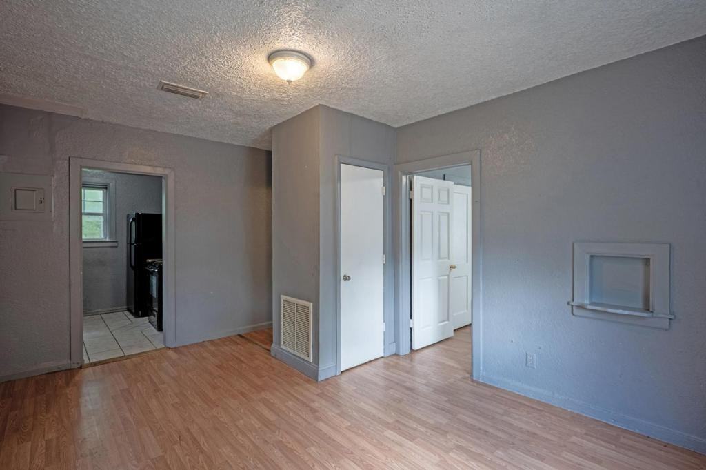 1526 W 22nd St - Photo 5 of 17