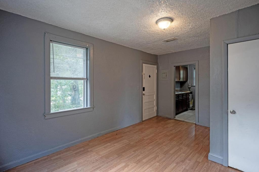 1526 W 22nd St - Photo 6 of 17