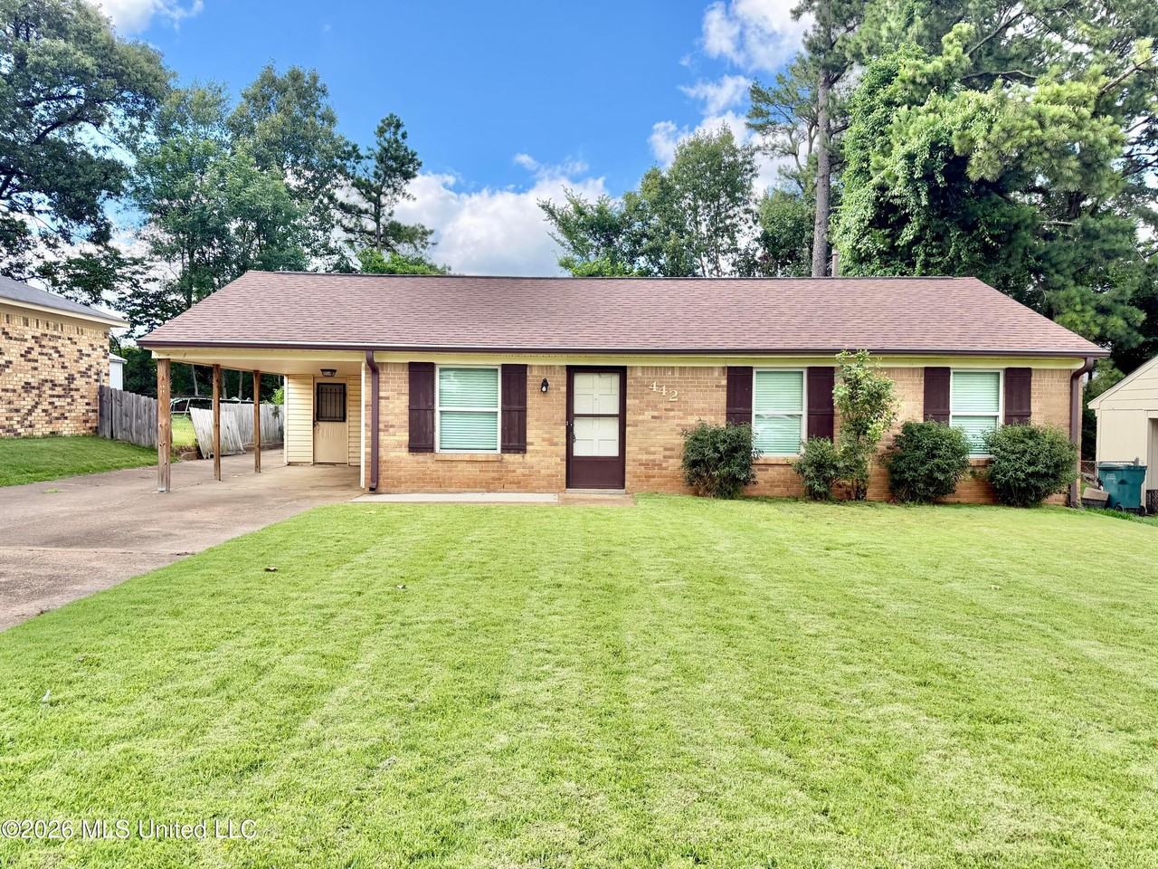 442 Hillbrook Dr - Photo 2 of 16