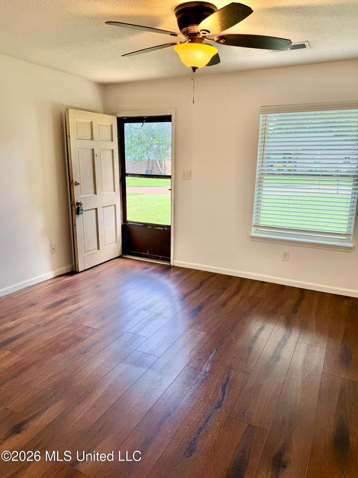 442 Hillbrook Dr - Photo 4 of 16