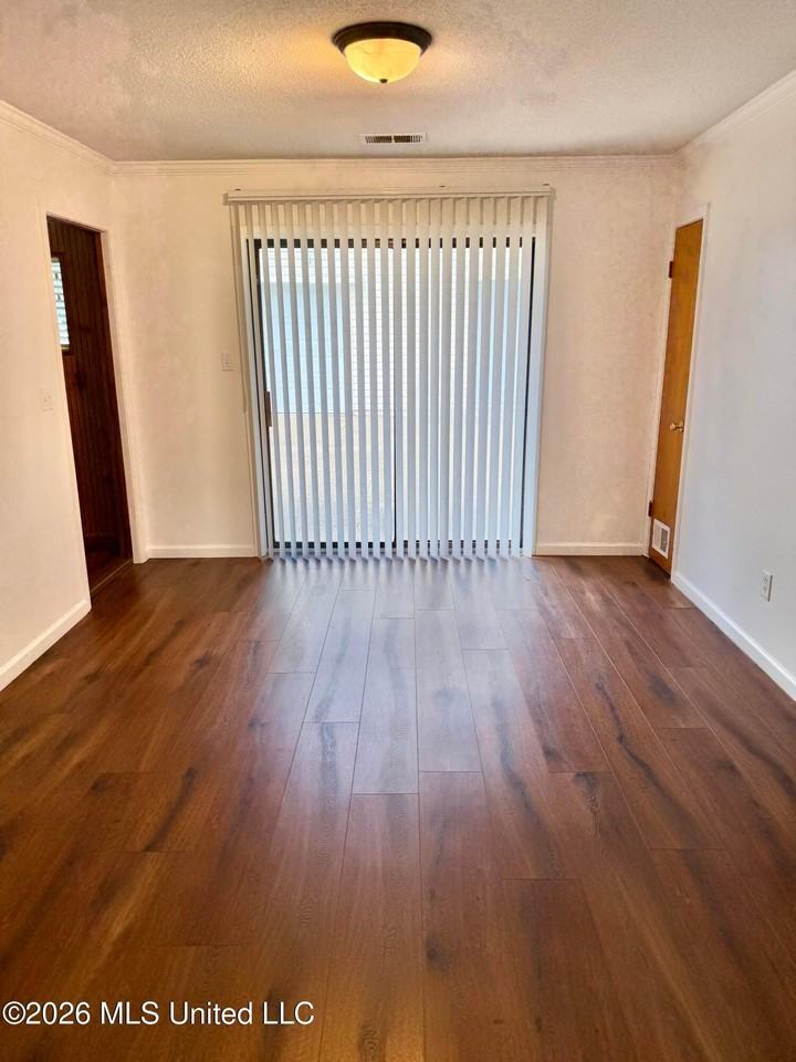 442 Hillbrook Dr - Photo 5 of 16