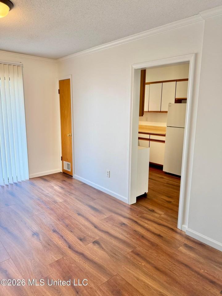 442 Hillbrook Dr - Photo 6 of 16