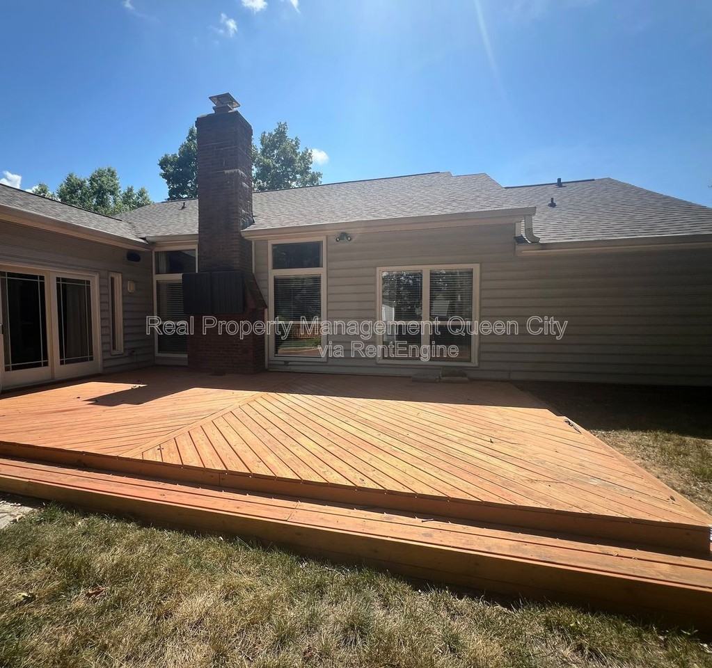3910 Armitage Dr - Photo 4 of 18