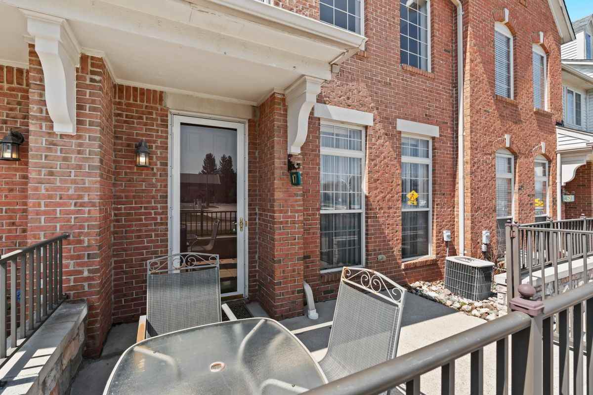 17 N Squirrel Rd - Photo 2 of 39