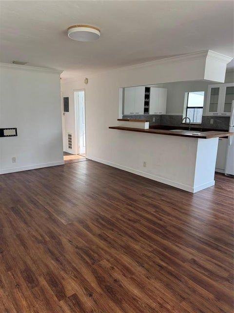 520 Ne 58th St ##B - Photo 3 of 10