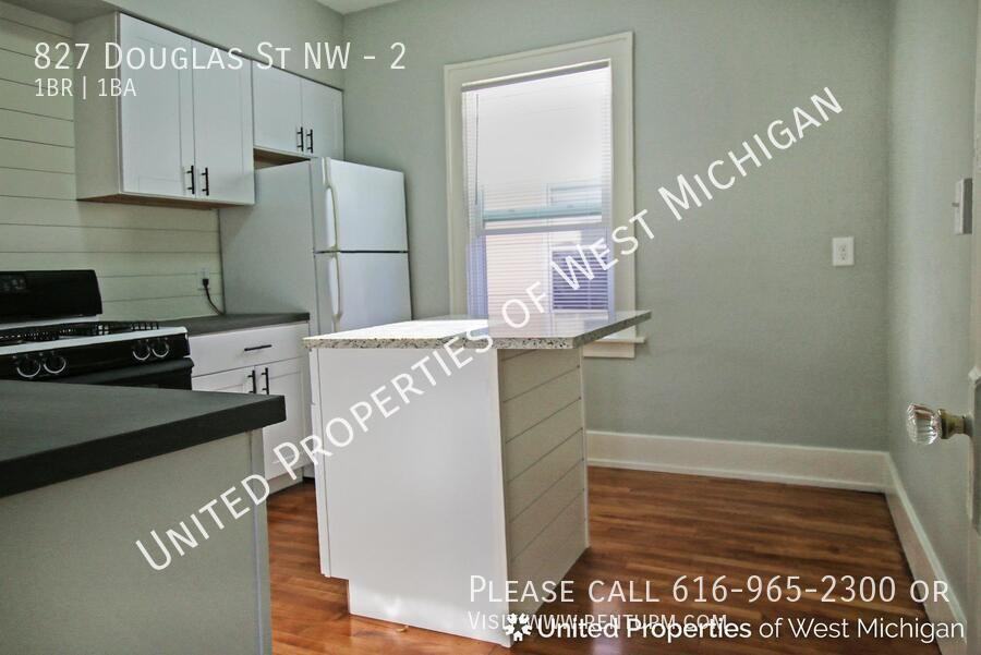 827 Douglas St Nw #2 - Photo 2 of 14