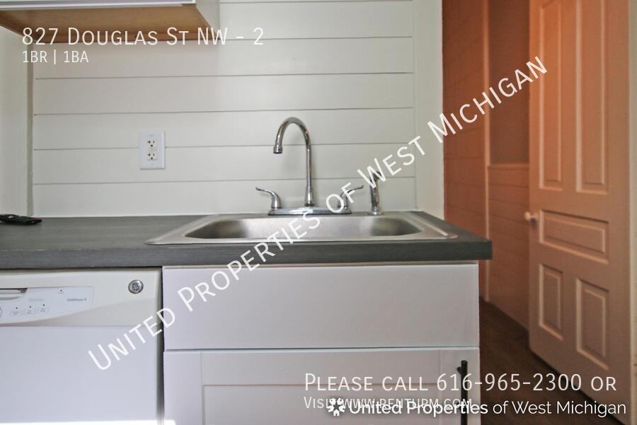 827 Douglas St Nw #2 - Photo 3 of 14