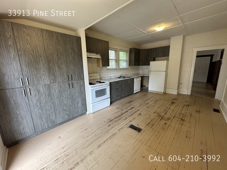 33913 Pine St - Photo 2 of 19