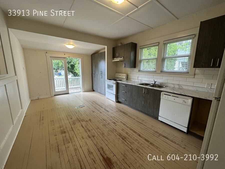 33913 Pine St - Photo 3 of 19