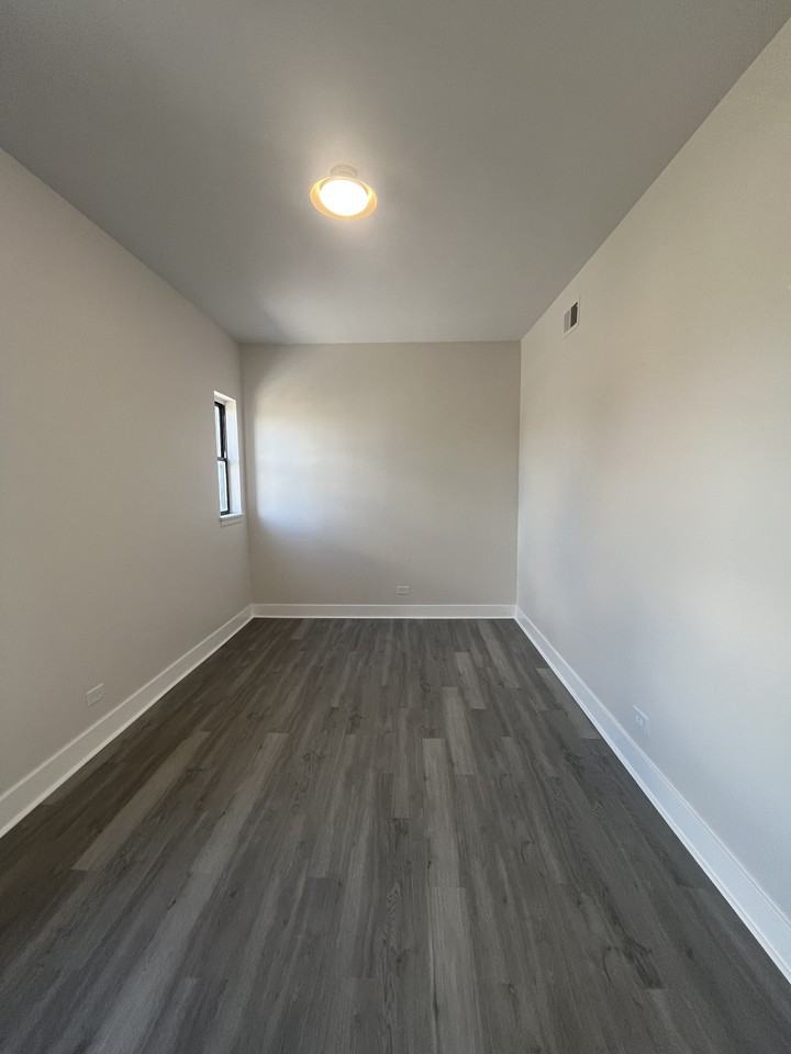 3008 W 23rd St #1B - Photo 2 of 11