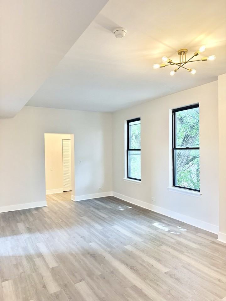 3008 W 23rd St #1B - Photo 3 of 11