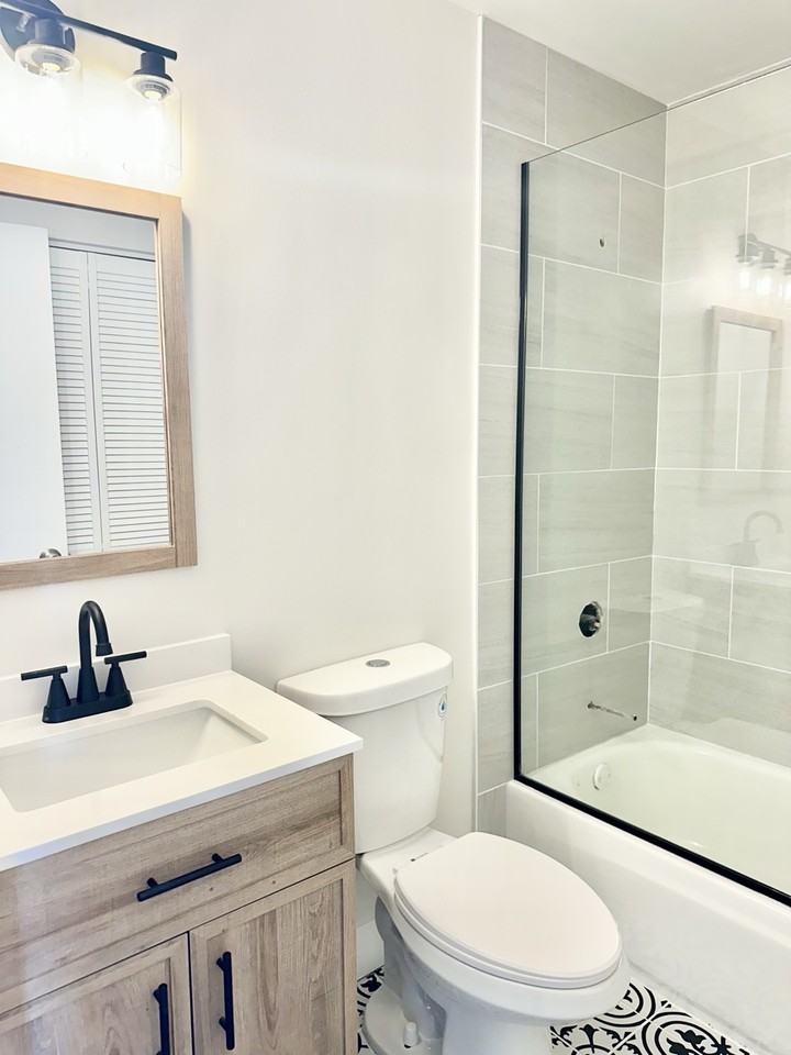 3008 W 23rd St #1B - Photo 5 of 11