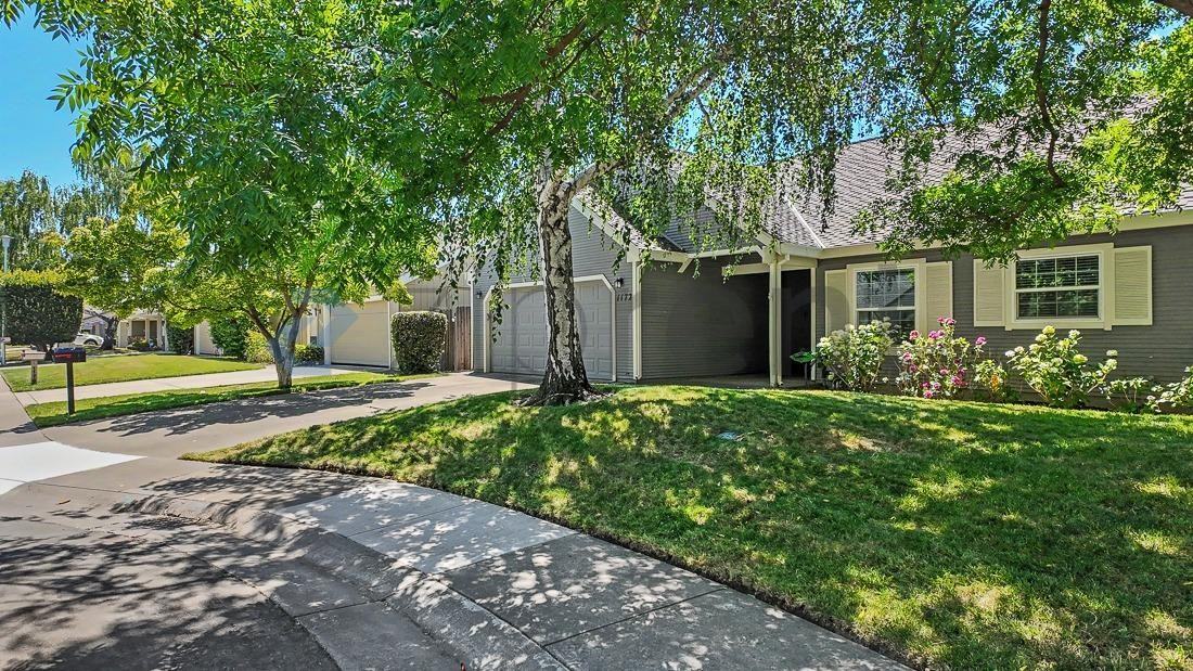 1172 Spruce Tree Cir - Photo 4 of 40