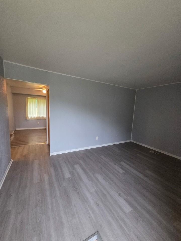 6630 Eastmont Dr - Photo 3 of 11